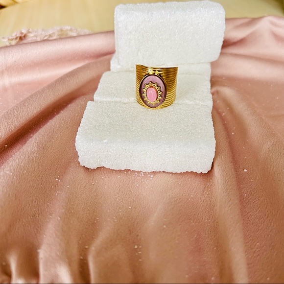 Gold Ring - Picture 3 of 6